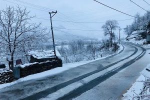 श्रीनगर में सीजन की पहली बर्फबारी दर्ज की गई