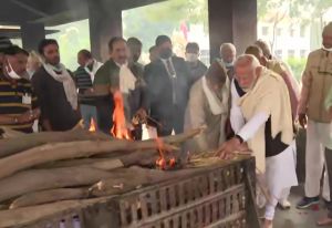 पंचतत्व में विलीन हुईं मां हीराबा की पार्थिंव काया, पीएम मोदी ने दी मुखाग्नि