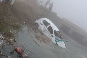कार नहर में गिरी, दो लोगों की मौत, चालक ने तैरकर बचाई जान