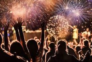  कोविड पाबंदियों के बगैर धूमधाम से मना नववर्ष का जश्न; बाजारों, क्लबों व पूजास्थलों में भारी भीड़