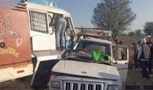 ट्रक, एसयूवी की टक्कर में 10 लोगों की मौत