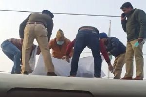 चप्पल लेकर ट्रेन की छत पर भागा बंदर, लेने गए युवक की करंट लगने से मौत