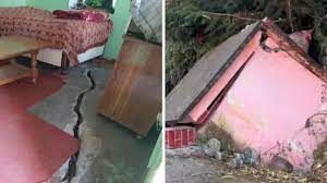  जोशीमठ में मंदिर ध्वस्त, कोई हताहत नहीं, आस-पास के घर उजड़े 