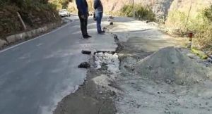  धंस रहा बदरीनाथ हाईवे, पड़ रहीं दरारें...