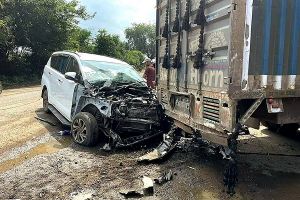 गुजरात जा रही कार पालघर में ट्रक से टकराई, तीन लोगों की मौत, चार अन्य घायल