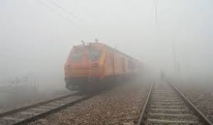 कोहरे के कारण रेल सेवा प्रभावित, 260 ट्रेनों का परिचालन रद्द