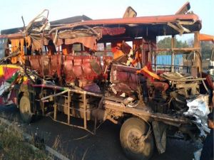  नासिक-शिरडी राजमार्ग पर बस-ट्रक में हुई टक्कर में 10 लोगों की मौत, कई यात्री घायल 