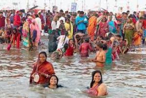 खुशनुमा मौसम के बीच 7.5 लाख श्रद्धालुओं ने लगाई संगम में डुबकी