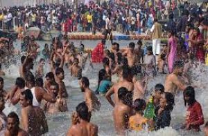खुशनुमा मौसम के बीच 14.20 लाख श्रद्धालुओं ने लगाई संगम में डुबकी