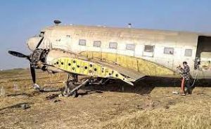 कोलकाता से भुवनेश्वर लाए जा रहे बीजू पटनायक के डकोटा विमान को देखने भीड़ उमड़ी