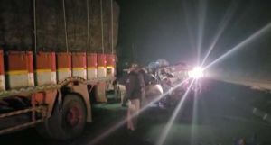  मुंबई-गोवा हाईवे पर   ट्रक-कार की टक्कर में नौ लोगों की मौत