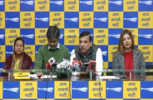  अभिनेत्री संभावना सेठ और भाजपा नेता उषा कोल ने थामा &lsquo;  आप' का दामन 