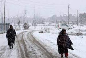  कश्मीर के कई हिस्सों में ताजा बर्फबारी, श्रीनगर-जम्मू राष्ट्रीय राजमार्ग बंद