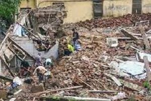 दीवार गिरने से चार लोगों की मौत, छह घायल