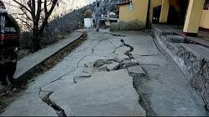 जोशीमठ में असुरक्षित इमारतों को गिराने का काम शुरू, दरारों वाली इमारतों की संख्या बढ़कर 863 हुई