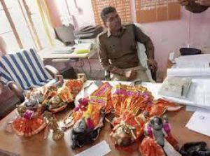 पुलिस ने मंदिर से चोरी हुई भगवान की मूर्तियां 12 घंटे के भीतर बरामद कीं