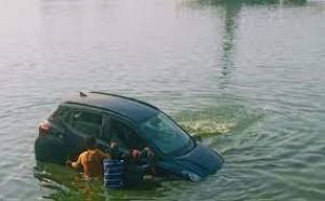 बाराती कार पुल से नीचे गिरी, चार की मौत