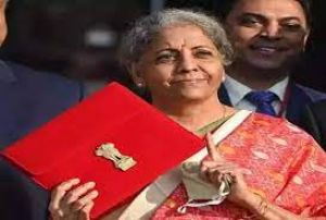 सीतारमण बजट पेश करने के लिए लाल रंग के बैग में टैबलेट लेकर संसद पहुंचीं