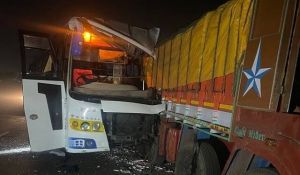 बस खड़े ट्रक से टकराई, चार लोगों की मौत, 20 अन्य घायल