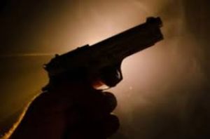 बदमाशों की गोलीबारी से एक युवक की मौत, एक अन्य घायल