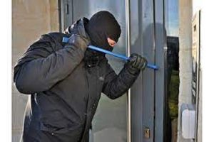 सेंधमारी के आरोप में दो लोग गिरफ्तार, लाखों का सामान बरामद