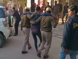 बैंक लूटकर भाग रहे बदमाशों की पुलिस से मुठभेड़, तीन बदमाश पकड़े गए