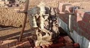 खुदाई के दौरान 12वीं सदी की कृष्ण की मूर्ति मिली खुदाई के दौरान 12वीं सदी की कृष्ण की मूर्ति मिली