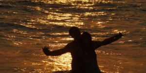 अरब सागर में डूबने से युगल की मौत अरब सागर में डूबने से युगल की मौत