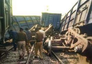 दो मालगाड़ियां आमने-सामने टकराईं, आधा दर्जन से अधिक डिब्बे पलटे