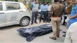  अस्पताल के बाहर कार में मिला युवक का शव, पुलिस जांच में जुटी