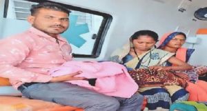   एंबुलेंस से अस्पताल ले जा रही महिला ने तीन बच्चों को जन्म दिया