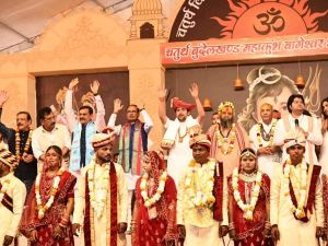 मुख्यमंत्री चौहान ने बागेश्वर धाम में सामूहिक विवाह में 125 जोड़ों को आशीर्वाद दिया