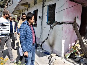 कर्णप्रयाग में दरार वाले भवनों से लोगों को सुरक्षित स्थान पर भेजा जाएगा