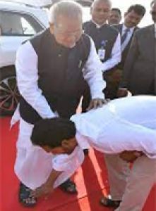 निवर्तमान राज्यपाल को विदा करने खुद हवाई अड्डे पहुंचे जगन मोहन रेड्डी; पैर भी छुए