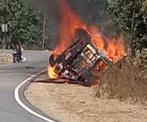 अज्ञात अपराधियों ने ट्रक में आग लगायी , चालक की मौत
