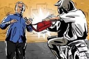 आभूषण कारोबारी से तीन लाख रुपए तथा पौने तीन किलो चांदी व सोने के आभूषण की लूट