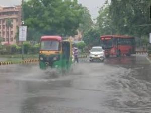 दिल्ली के कुछ हिस्सों में भारी बारिश