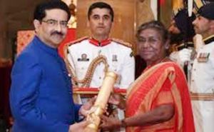 कर्नाटक के पूर्व मुख्यमंत्री कृष्णा, उद्योगपति कुमार मंगलम बिरला को पद्म पुरस्कार प्रदान किया गया