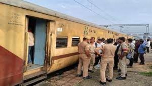 लुटेरों ने ट्रेन में सात यात्रियों पर हमला कर 75 हजार रुपये से अधिक का सामान लूटा