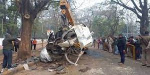 डिवाइडर से टकराकर कर दुर्घटनाग्रस्त, छह लोगों की मौत डिवाइडर से टकराकर कर दुर्घटनाग्रस्त, छह लोगों की मौत