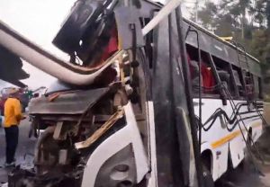 बस-ट्रक की टक्कर में 12 लोगों की मौत, 30 घायल बस-ट्रक की टक्कर में 12 लोगों की मौत, 30 घायल
