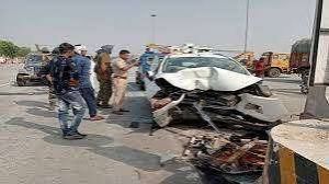 कार डिवाइडर से टकराई, चार की मौत और तीन घायल