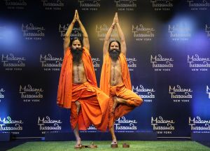 योग गुरु रामदेव की मोम की प्रतिमा का दिल्ली में अनावरण