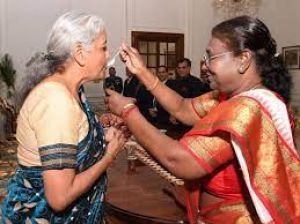  राष्ट्रपति भवन में राष्ट्रपति द्रौपदी मुर्मू से मिलने के बाद संसद पहुंचीं सीतारमण