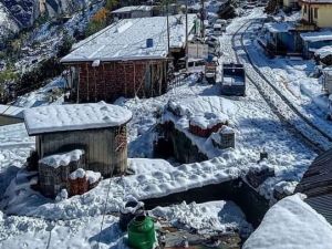 मौसम विभाग ने भारी बर्फबारी का ऑरेंज अलर्ट जारी किया, कुल 485 सड़कें अवरुद्ध मौसम विभाग ने भारी बर्फबारी का ऑरेंज अलर्ट जारी किया, कुल 485 सड़कें अवरुद्ध