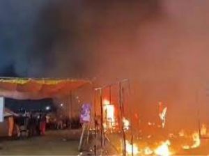 यागराज के किन्नर अखाड़ा में लगी आग, तीन लोग झुलसे