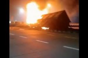 ट्रक में आग लगने से चालक व सहायक जिंदा जले ट्रक में आग लगने से चालक व सहायक जिंदा जले