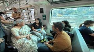 वित्त मंत्री सीतारमण ने मुंबई में लोकल ट्रेन से यात्रा की वित्त मंत्री सीतारमण ने मुंबई में लोकल ट्रेन से यात्रा की