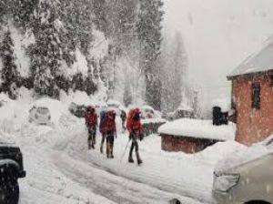  कश्मीर के कुछ हिस्सों में बर्फबारी और बारिश