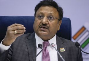 ईवीएम से जुड़े सवाल पर सीईसी का कटाक्ष: अधूरी हसरतों का इल्जाम हम पर लगाना ठीक नहीं...